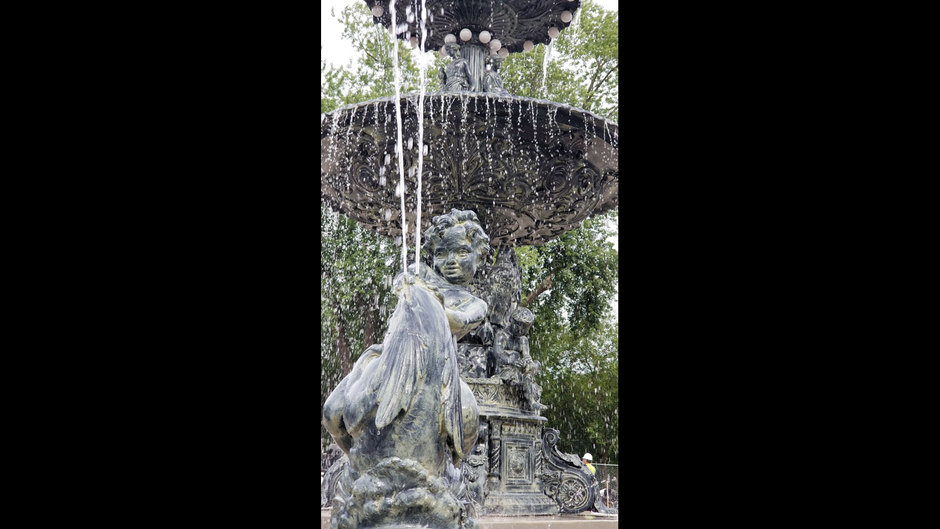Various photos of the restoration of the fountain