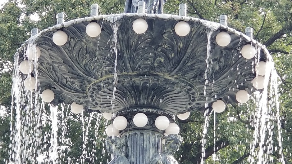 Various photos of the restoration of the fountain
