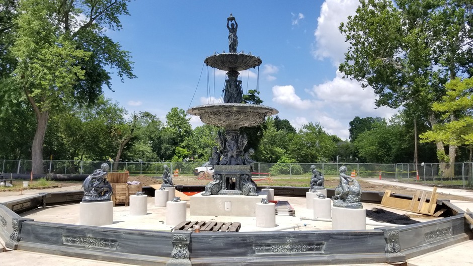 Various photos of the restoration of the fountain