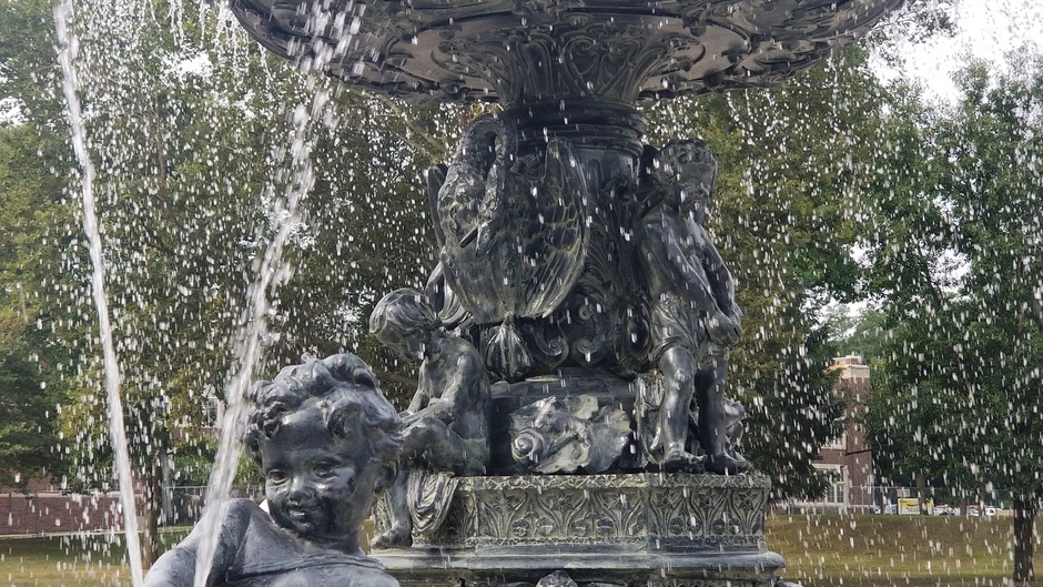Various photos of the restoration of the fountain